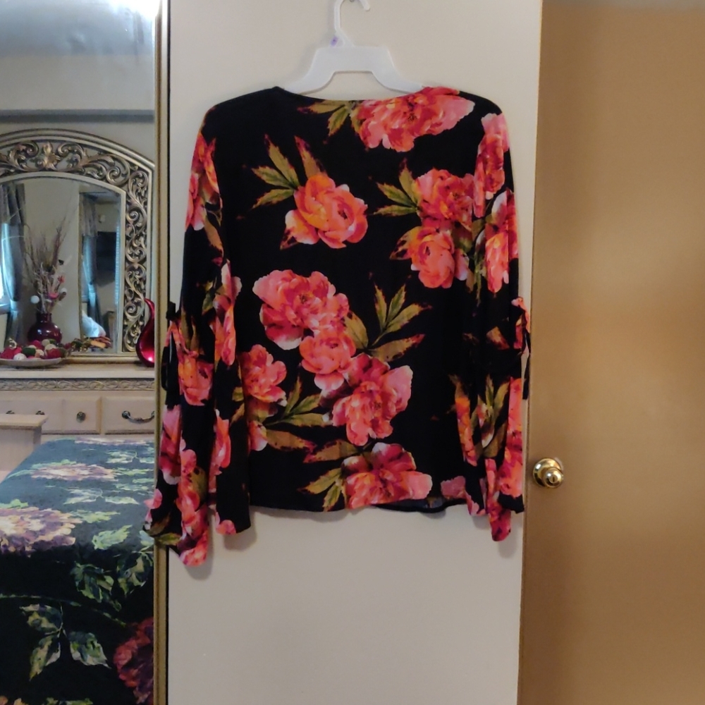 Blouse - Picture 2 of 3
